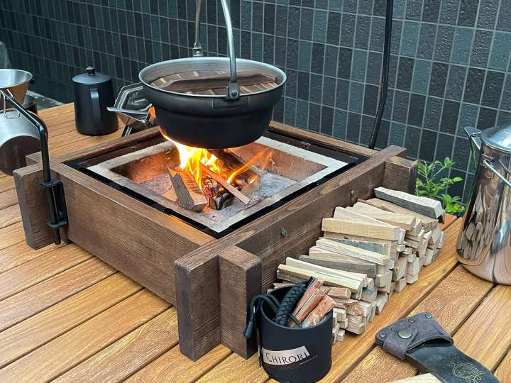 風情ありすぎ！ 炭火焚き火OKのリアルガチな卓上