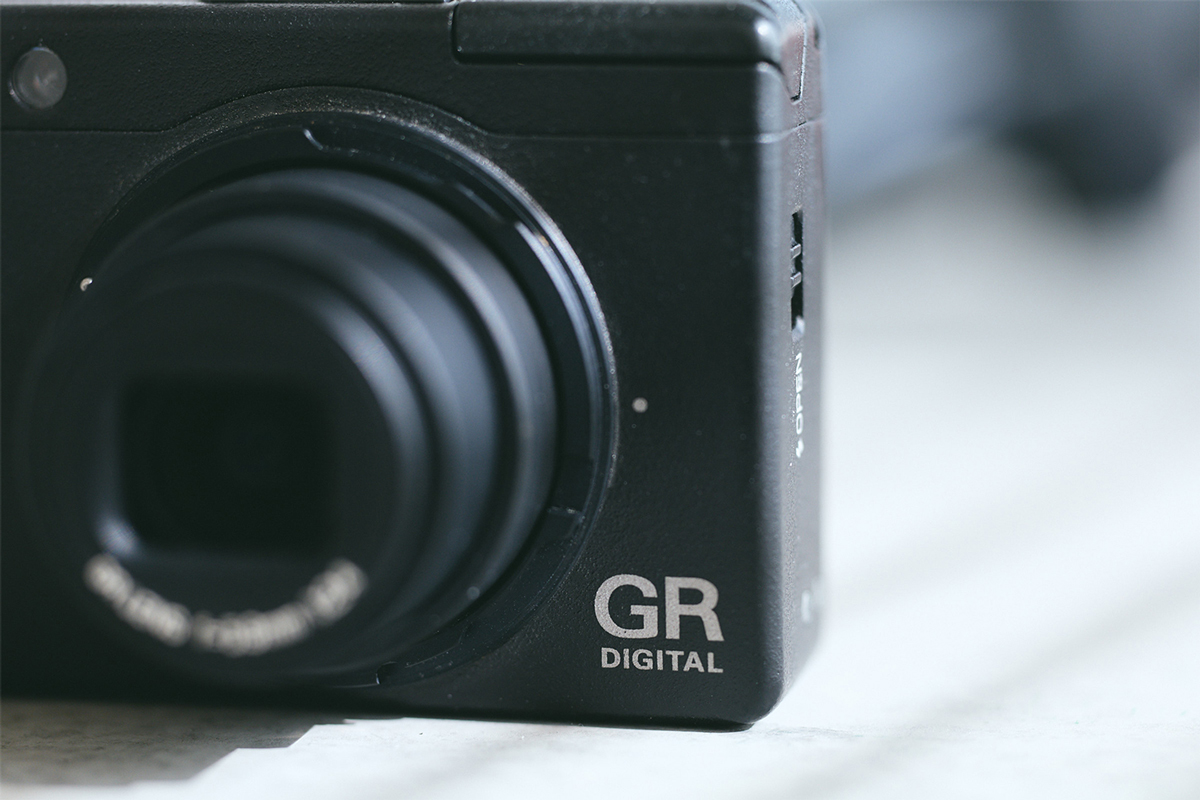 不便だが、それで良い。リコーのオールドコンデジで再確認した最新