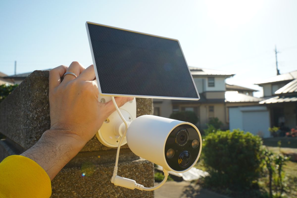 電源ナシで設置できるソーラーパネル付き防犯カメラはアリ!? 設置して