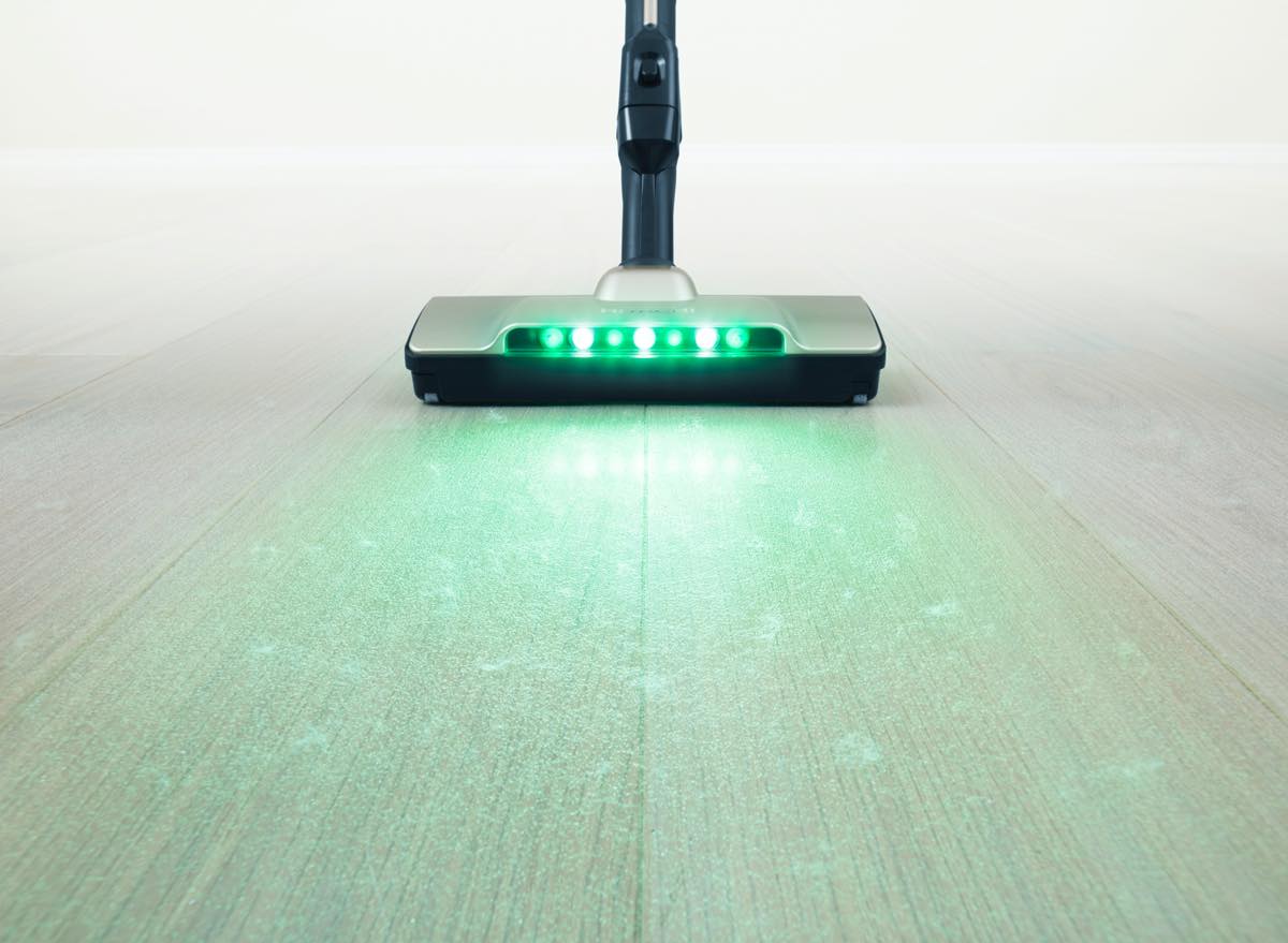 ヘッドに付いた緑のLEDライトでゴミがくっきり見えるって