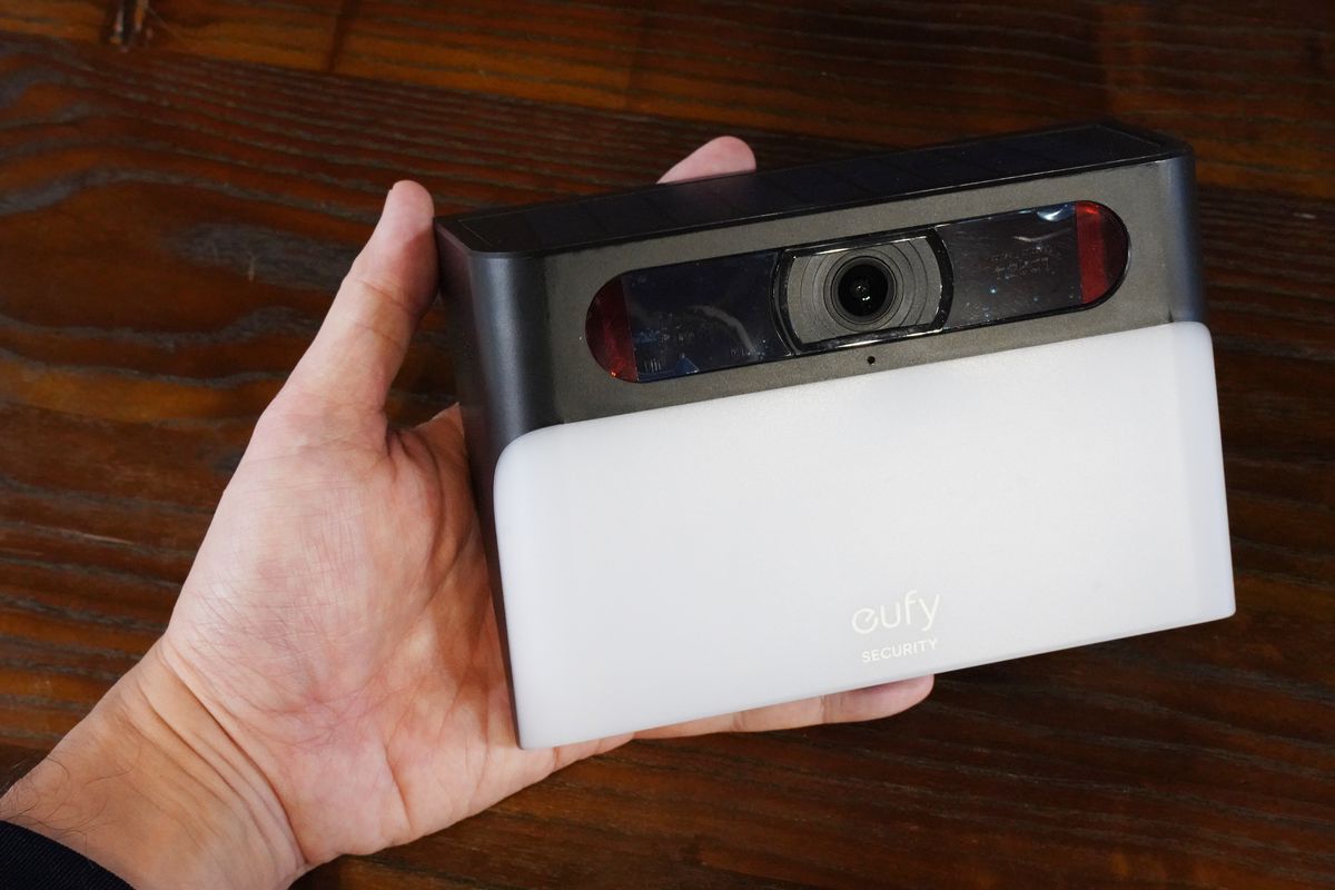 アンカーのソーラー＆センサーライト一体型「防犯カメラ」の実力や