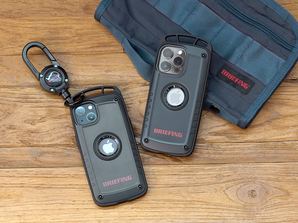 カラビナバンパー付きのミルスペックな「BRIEFING×ROOT CO.」iPhone
