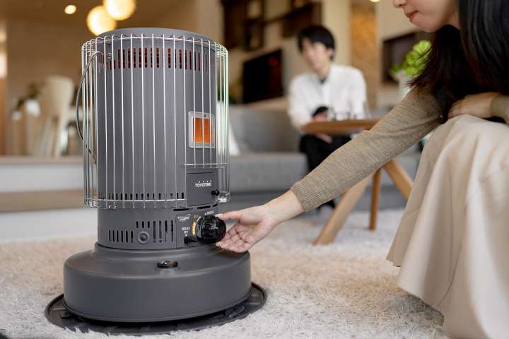 大人気トヨトミの「石油ストーブ」新色はグレー！リビングにもガレージ