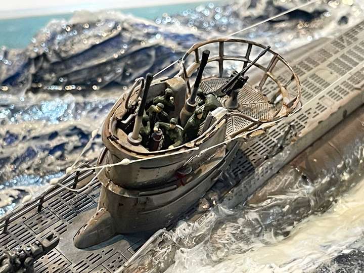 Uボートの艦橋に搭乗員を乗せて「吠える北大西洋のジオラマ」完成