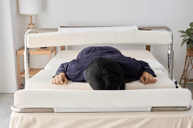 うつぶせ姿勢キープで睡眠を。寝具の上に置くサポートベット