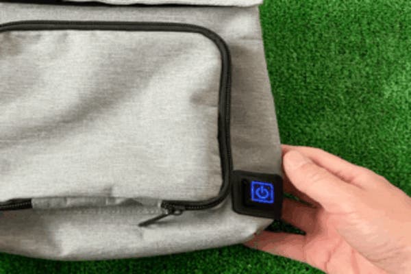 携帯できる加熱ポーチ。USB給電で最大80℃上昇、レトルトやお弁当も温め