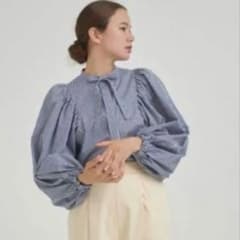 yori ギンガムリボンパフスリーブブラウス ネイビー - メルカリ