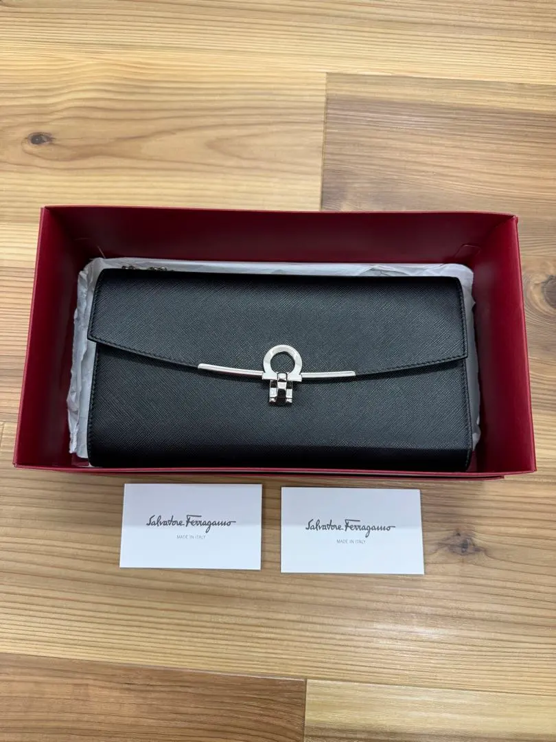 2026年最新】フェラガモ チェーンウォレットの人気アイテム - メルカリ
