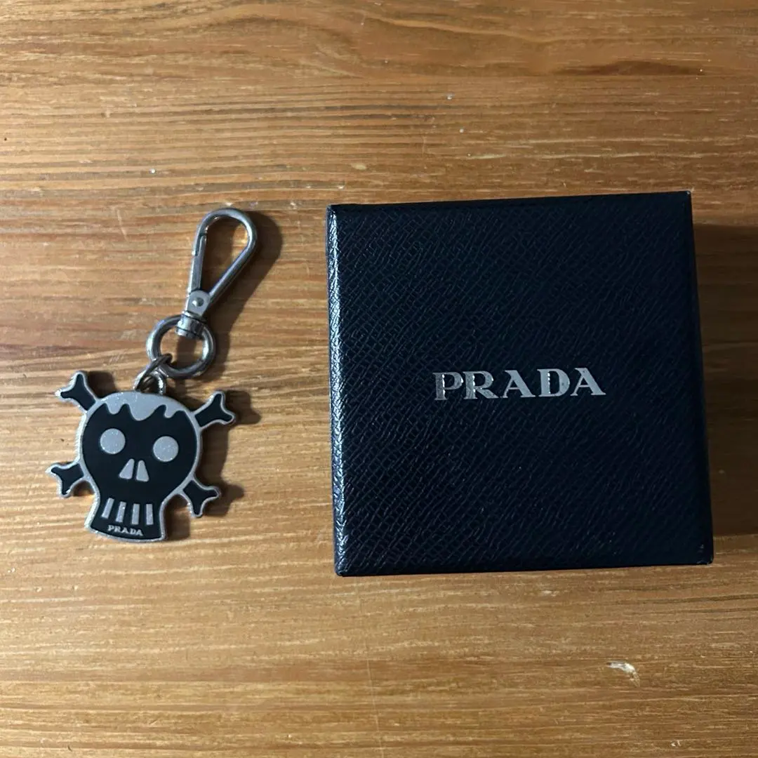 2026年最新】プラダ スカル キーホルダーの人気アイテム - メルカリ