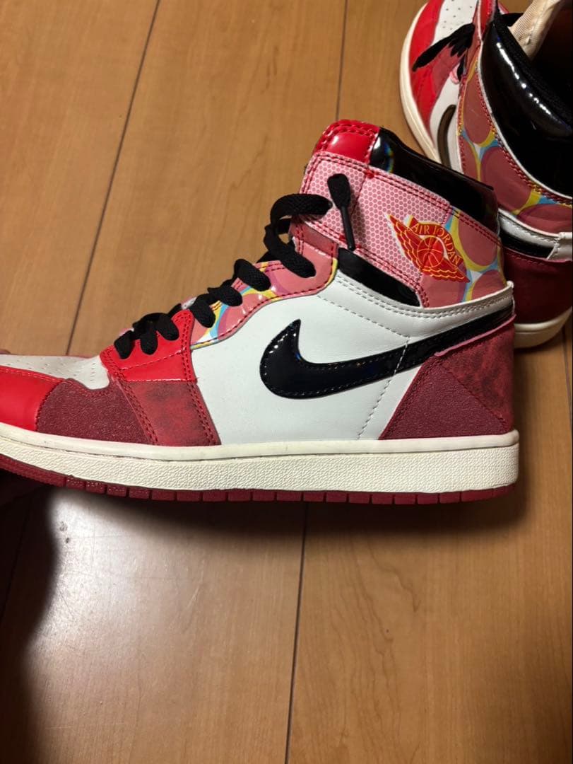 ナイキエアジョーダンスパイダーマン スパイダーマン」シリーズ最新作とナイキ「エア ジョーダン 1 」の