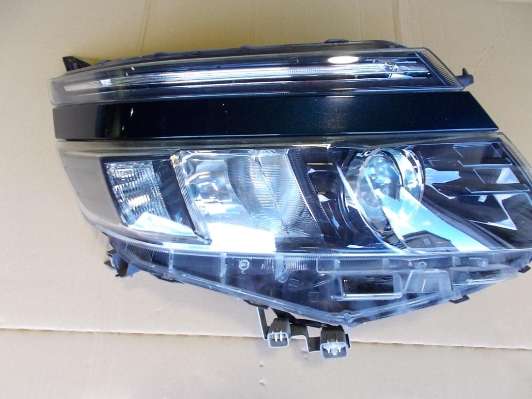DAA-ZWR80W ヴォクシー右ヘッドランプユニット トヨタ純正 ヴォクシー80系 ZWR80Wヘッドライトユニット左側 81150