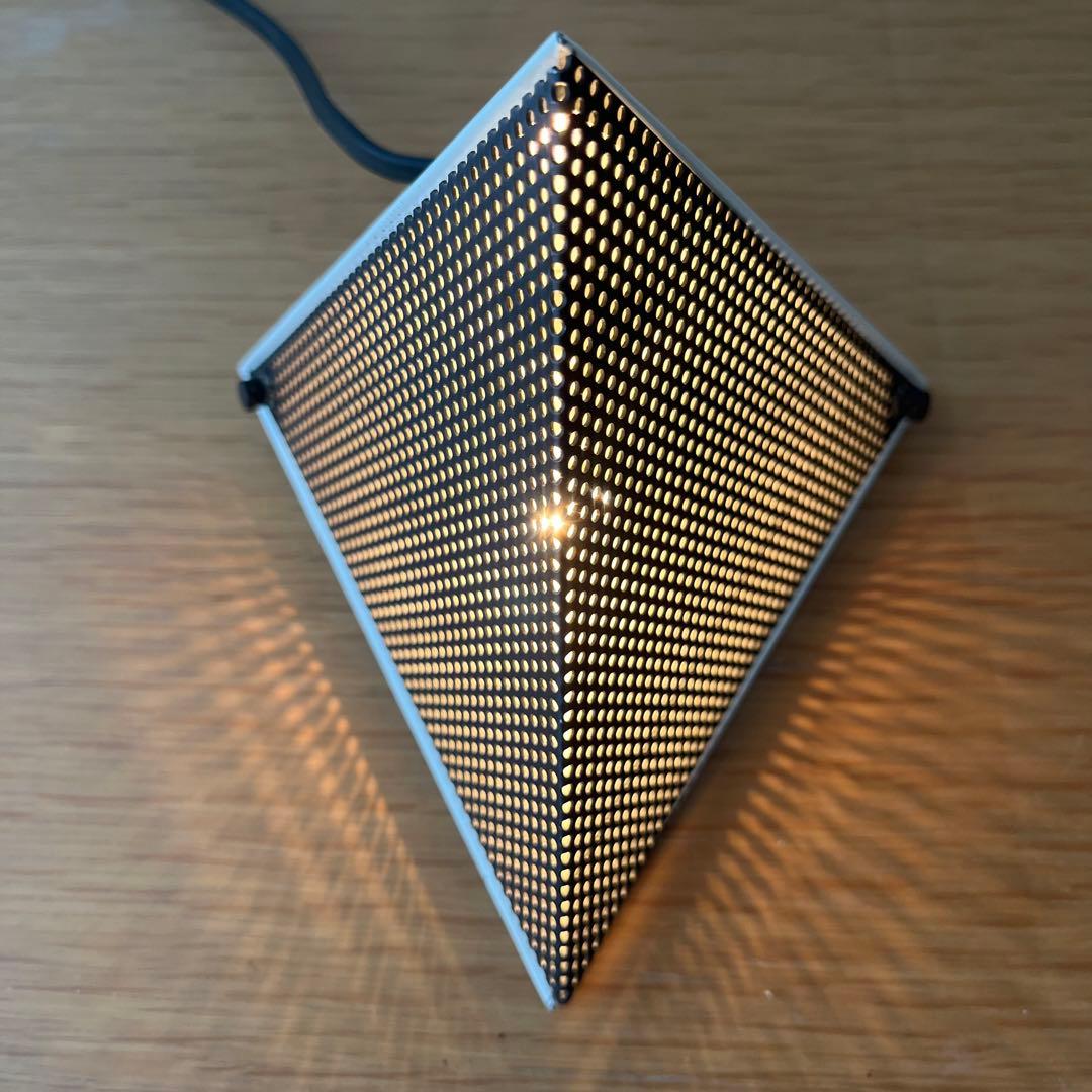 三原昌平デザインのウォールライト、 「TRIMESH」のブラケットタイプ