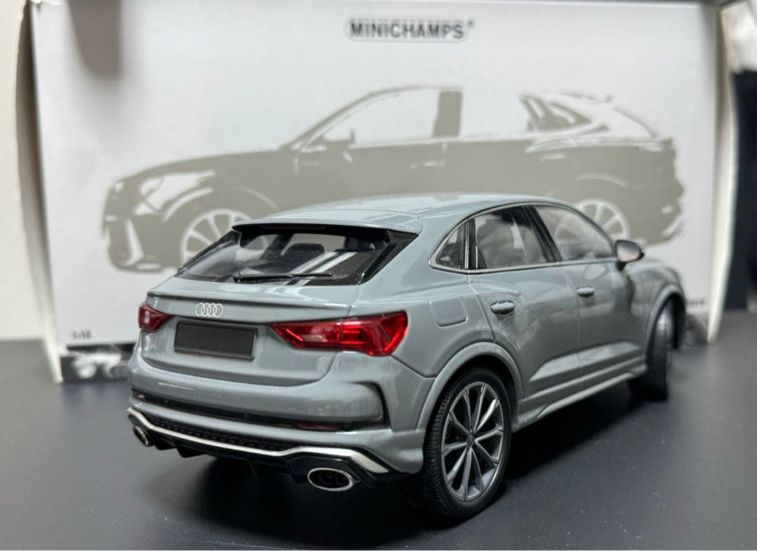 再値下ミニチャンプス 1/18アウディ RS Q3 スポーツバック グレー