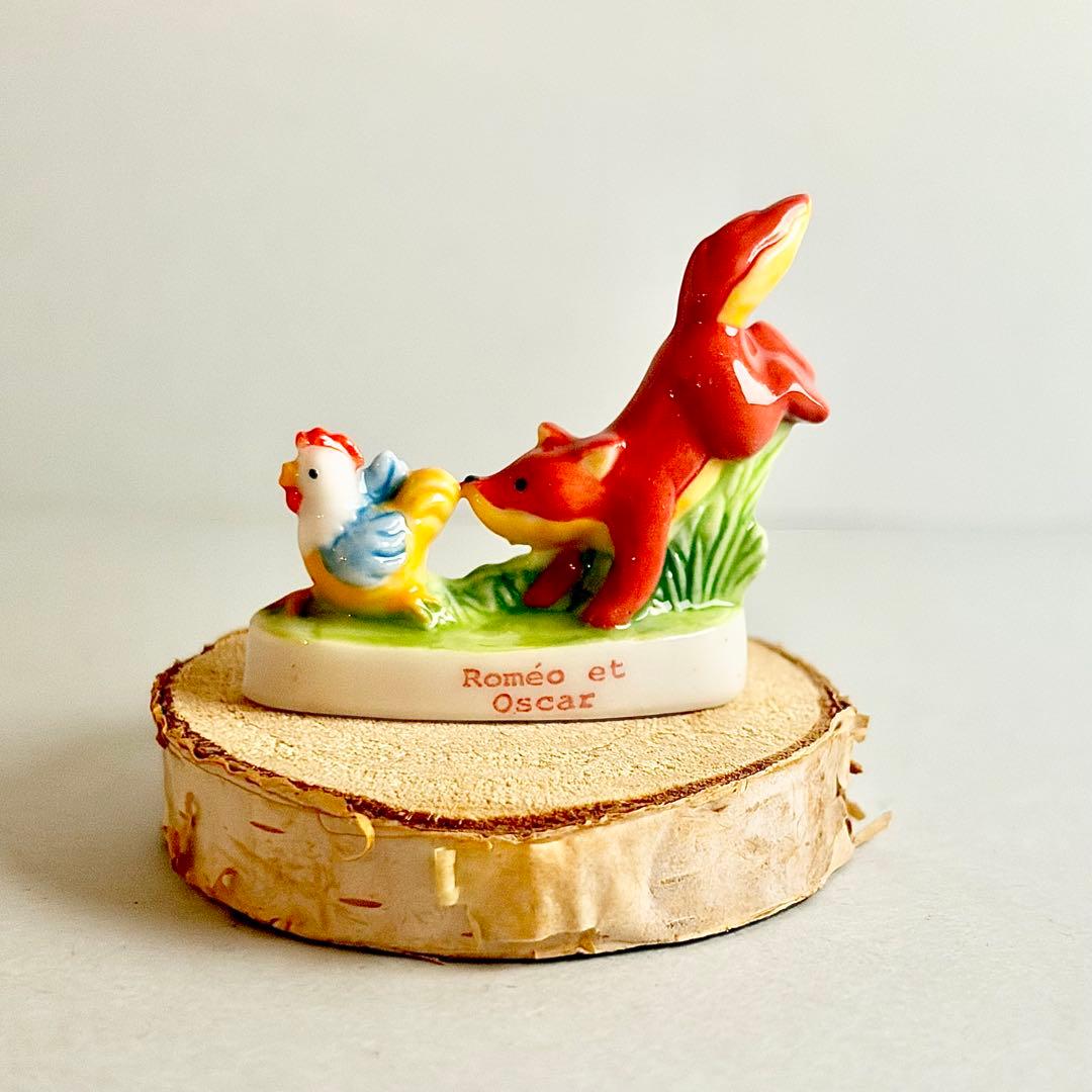 ニワトリを追いかけるキツネのフェーブ フェーヴ 陶器置物 ミニチュア