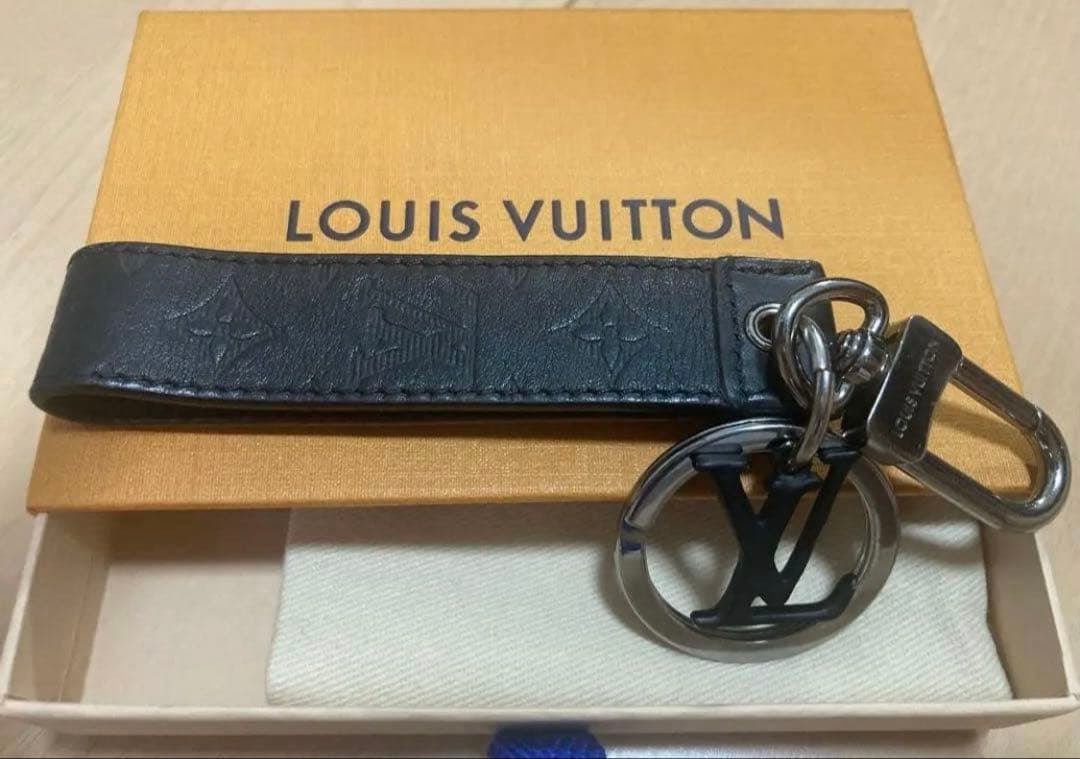 LOUIS VUITTON ブラックレザー キーホルダー Louis Vuitton ブラックレザー キーホルダー イニシャル入り - メルカリ