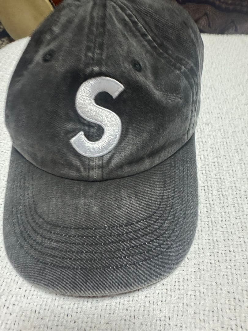 Supreme シュプリーム　ピグメントSロゴキャップ Supreme シュプリーム 2024AW Pigment S Logo 6-Panel ピグメントSロゴ
