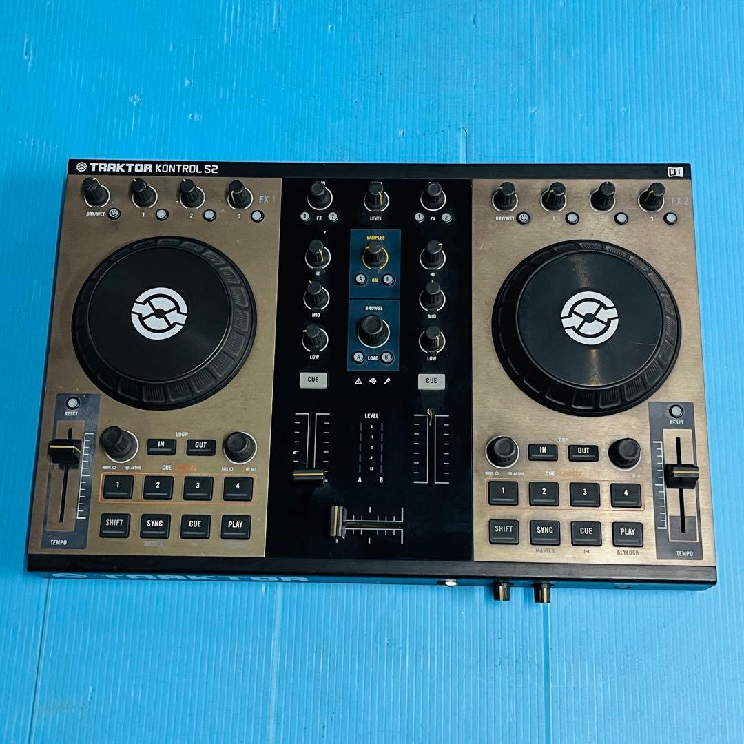 TRAKTOR KONTROL S2 動作品 Traktor Kontrol S2 - Exclusive Look - DJ TechTools