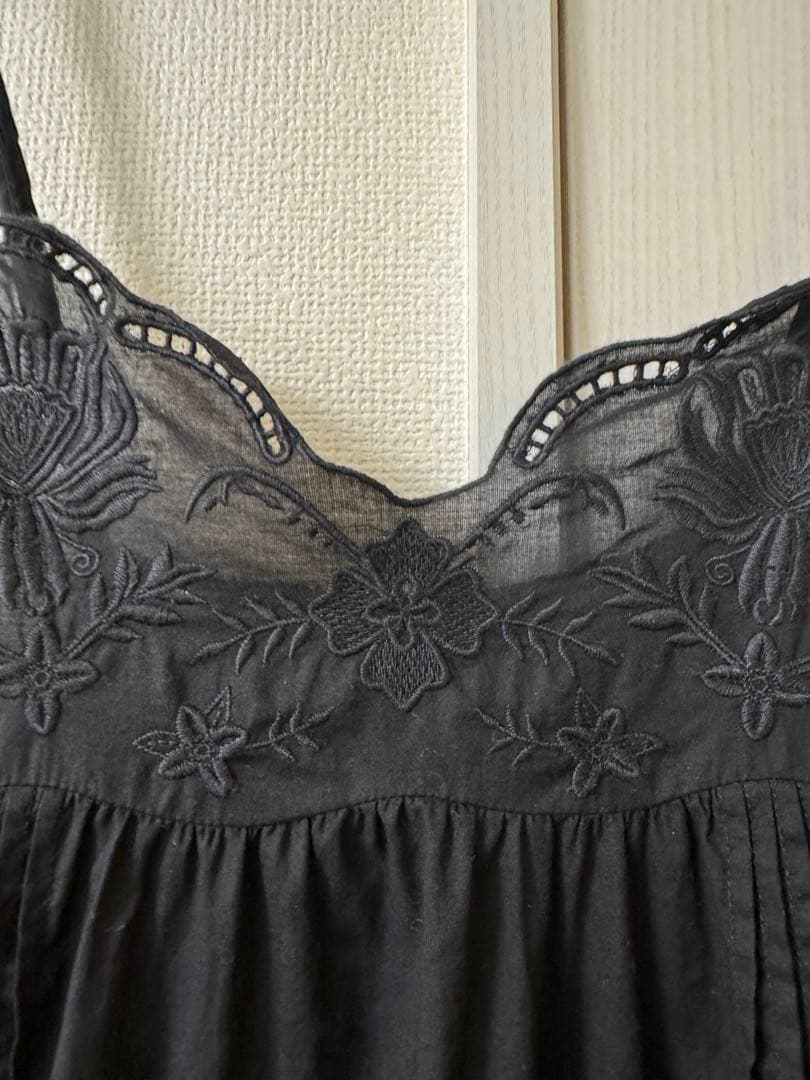 スローブイエナ】カット刺繍キャミブラウス ブラック - メルカリ