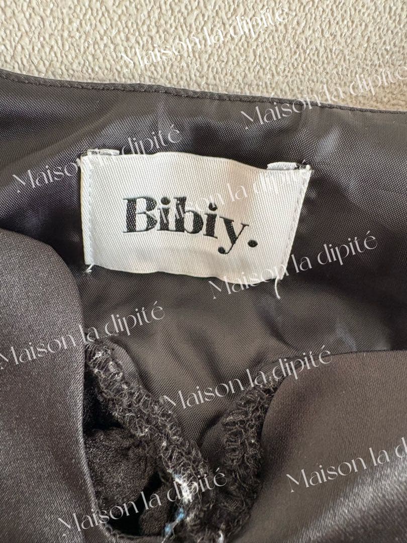 Bibiy. センシュアルな胸元。艶素材マーメイドトップス｜レイヤードも◎