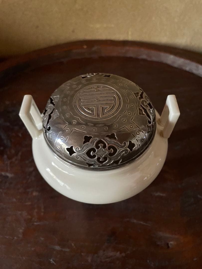 清風与平の白磁耳付香炉 純銀火屋は秦蔵六 直し有 - メルカリ
