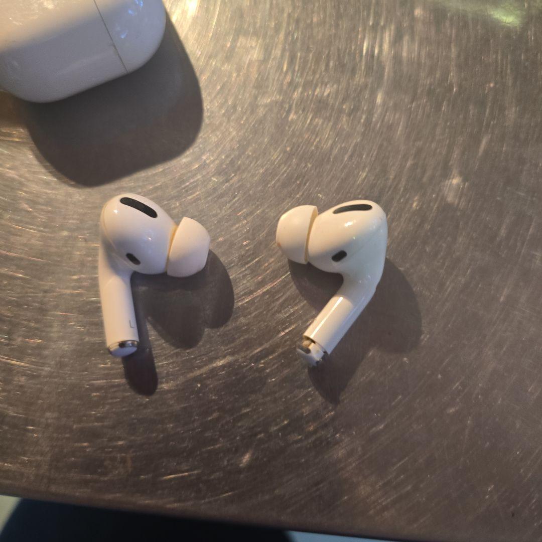 ワイヤレスイヤホン 充電ケース付き ホワイト - メルカリ