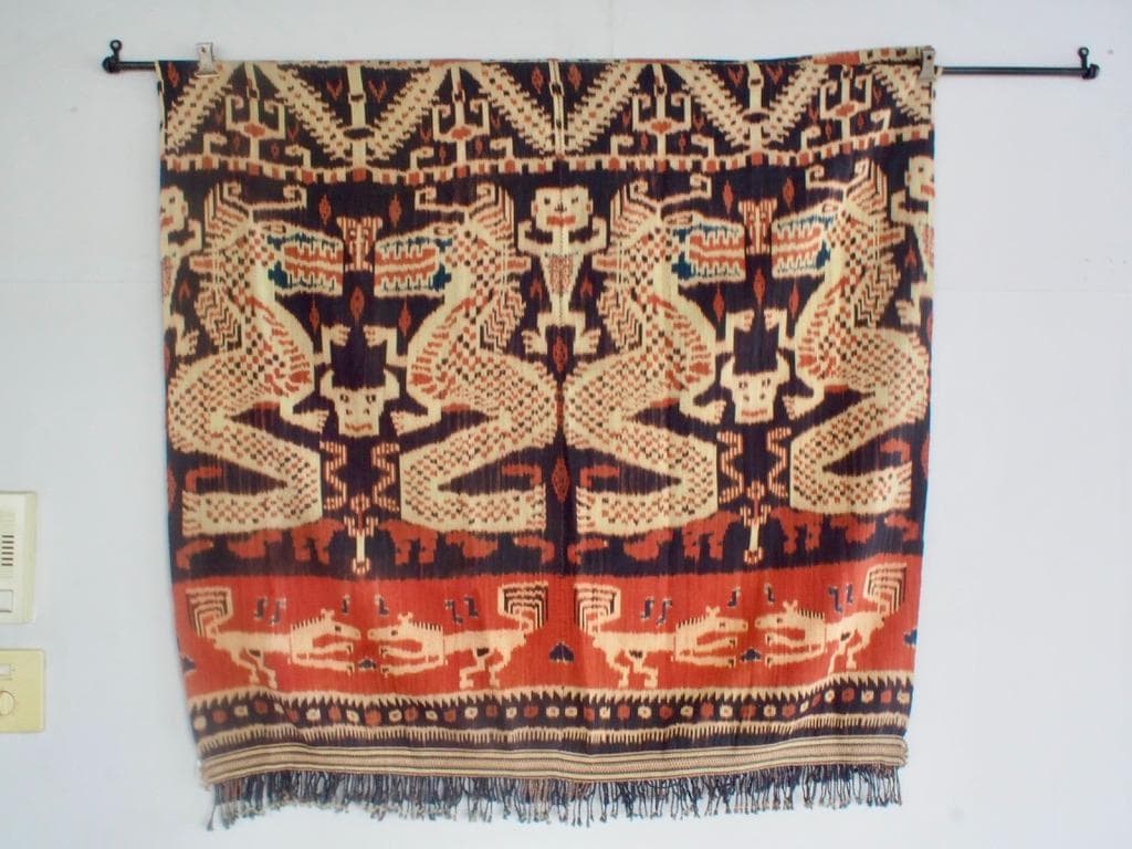 スンバ島 イカット4 インドネシア スンバ島のイカットのご紹介です。 イカットとは結ぶとか