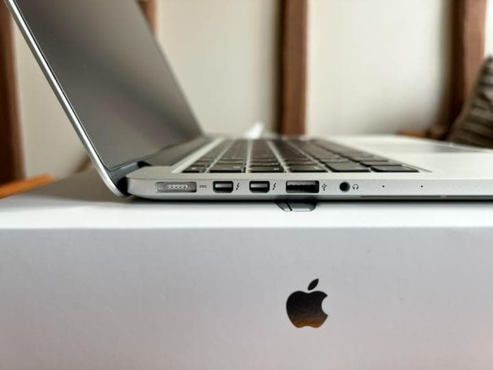 美品 MacBook PRO ME866J/A 13.3inch【おまけ付】