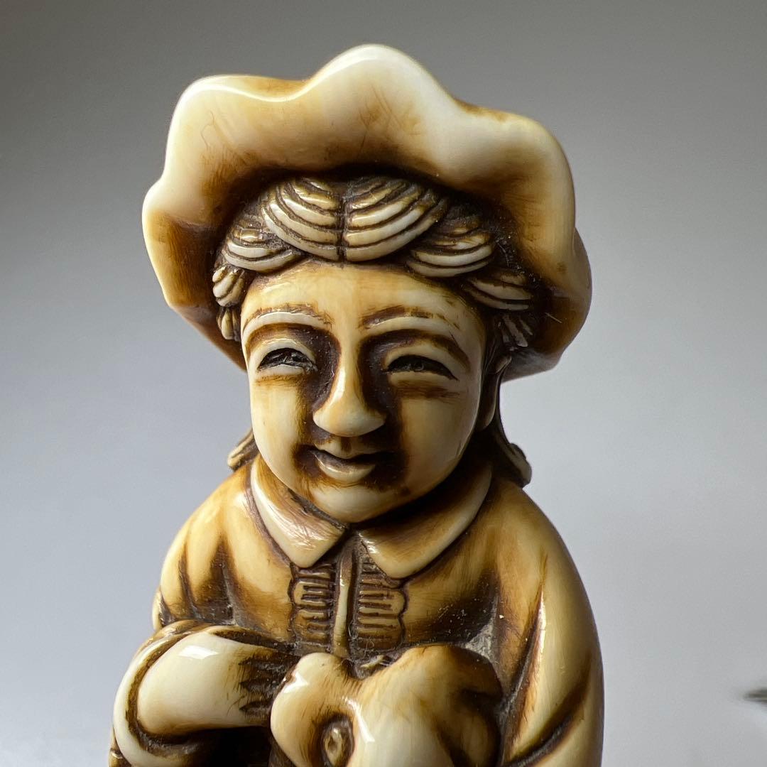 時代　女性に犬大振根付　高さ7.3㎝/39g 東Y8-0204☆2F