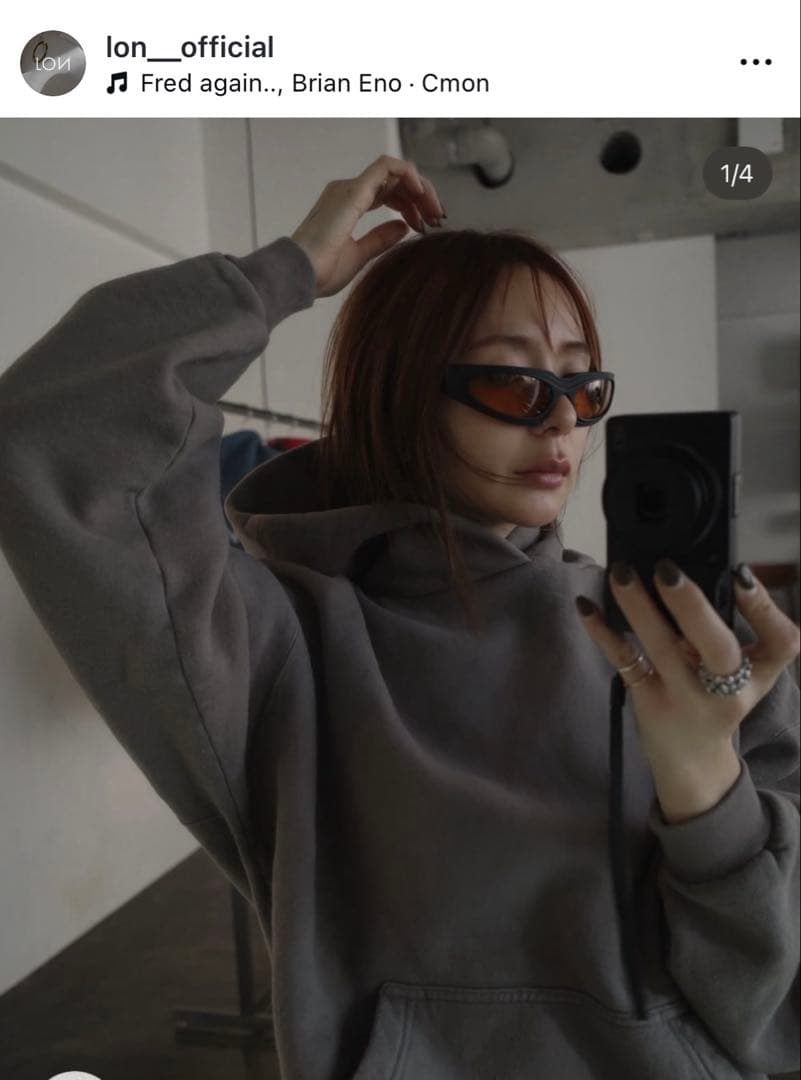 LON 舘かおりさん　TWO SIDE HOODIE