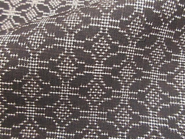 本場泥大島紬証明書：美品：七宝つなぎ模様：こげ茶：袷着物：しつけ糸