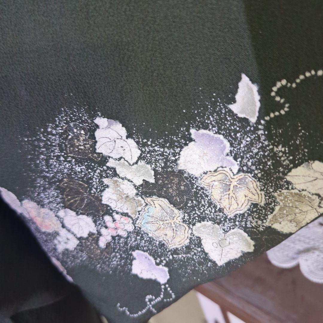 落款が入ります、青丹色の地に煌めく葡萄柄が繊細な