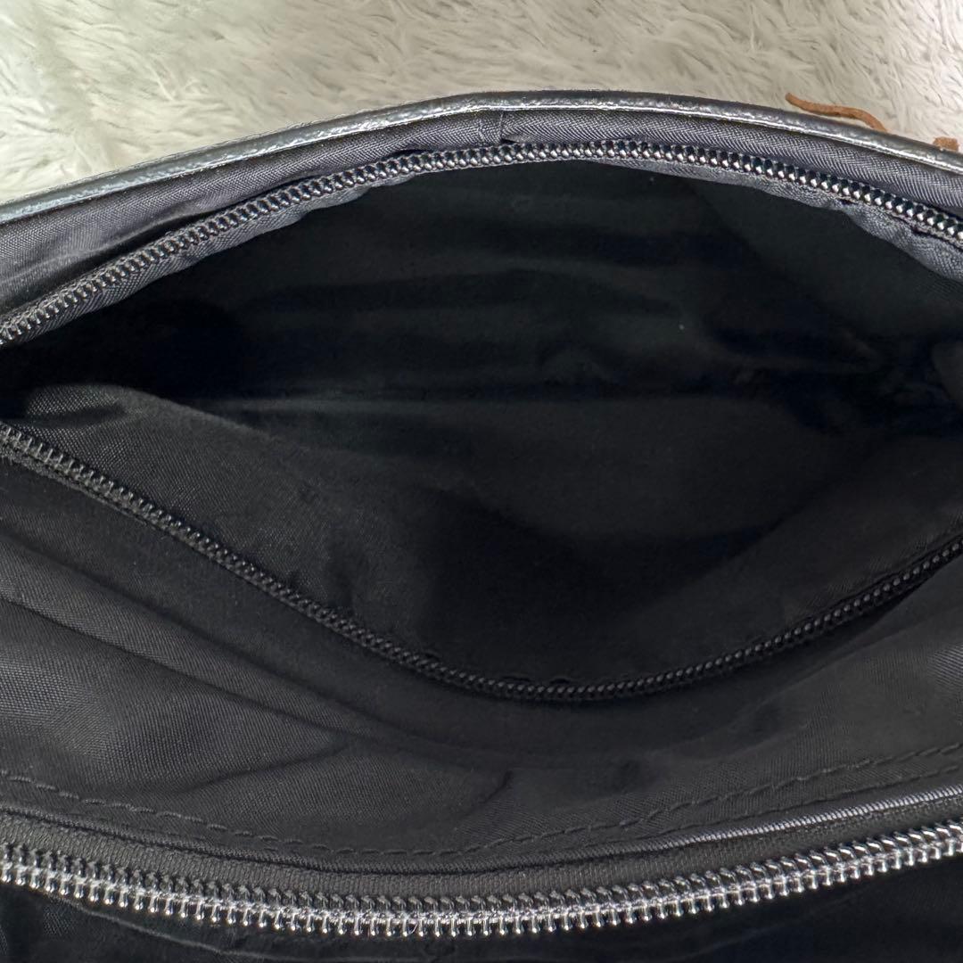 アニエスベーボヤージュ 牛革×ナイロン ロゴ型押し 軽量クロスボディ