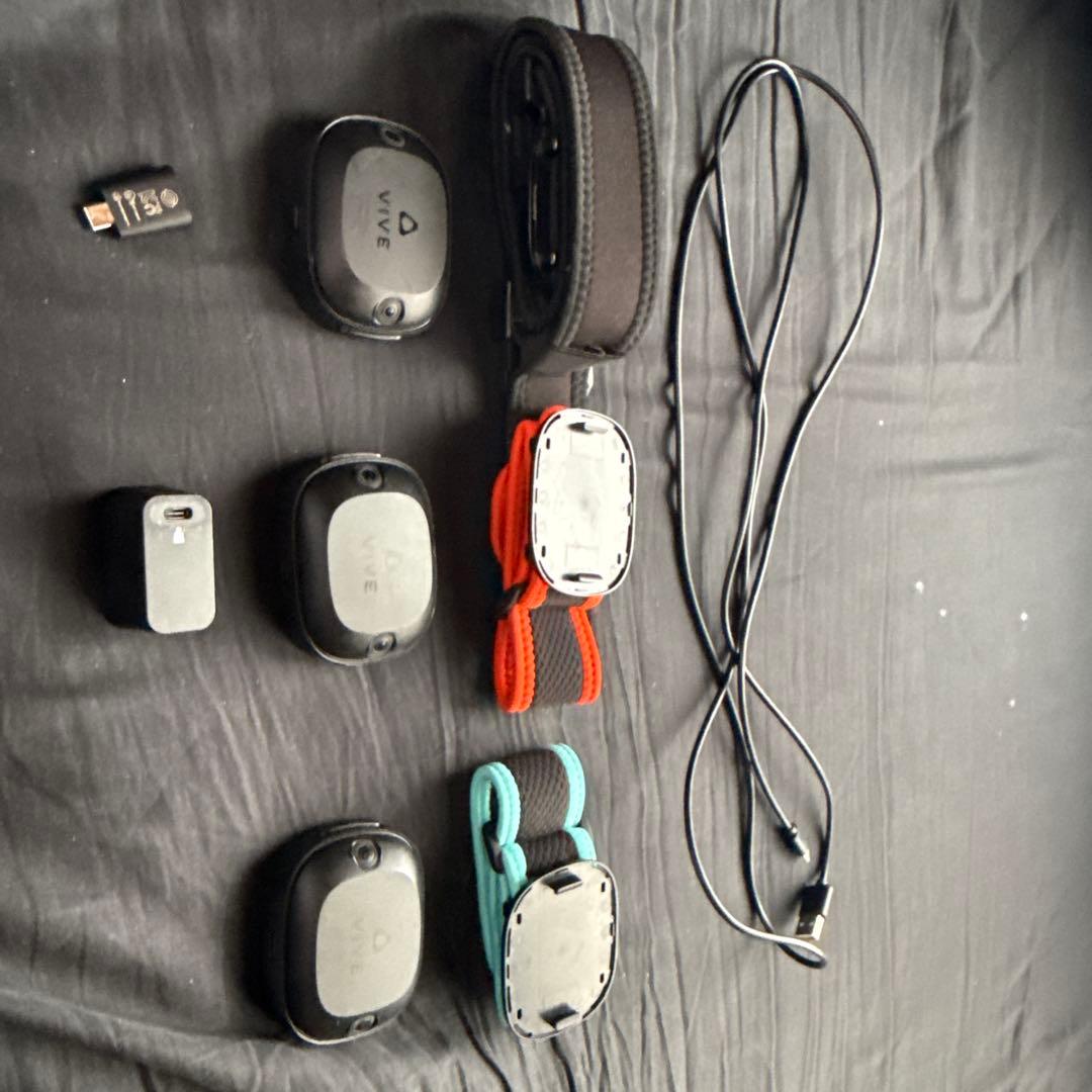 VIVE トラッキングデバイス アルティメットトラッカー　3個　ストラップ付き Amazon.co.jp: HTC VRヘッドセット アクセサリー VIVE トラッカー