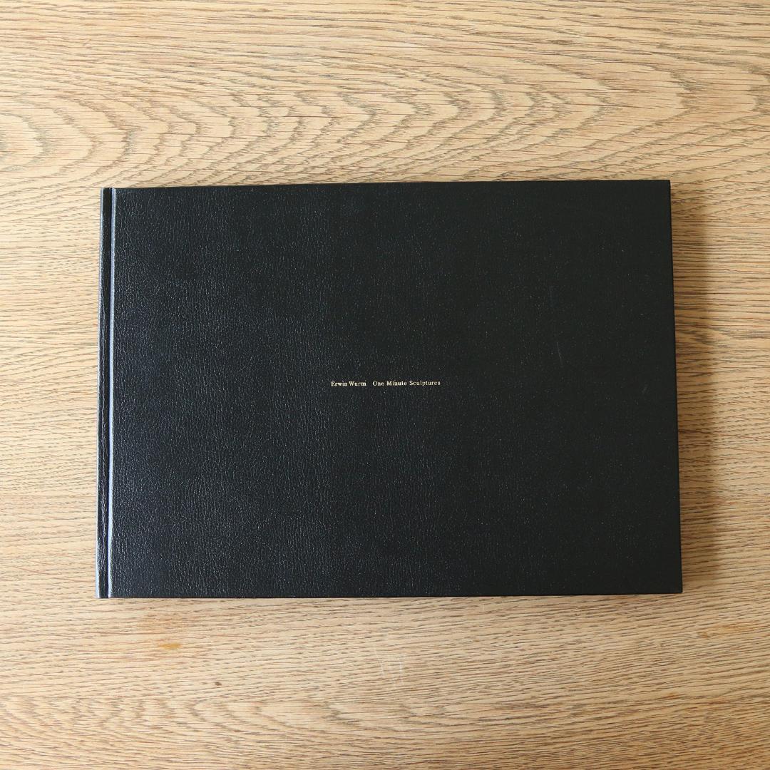 アート・デザイン・音楽 Erwin Wurm: One Minute Sculptures Erwin Wurm's One Minute Sculptures are refreshing