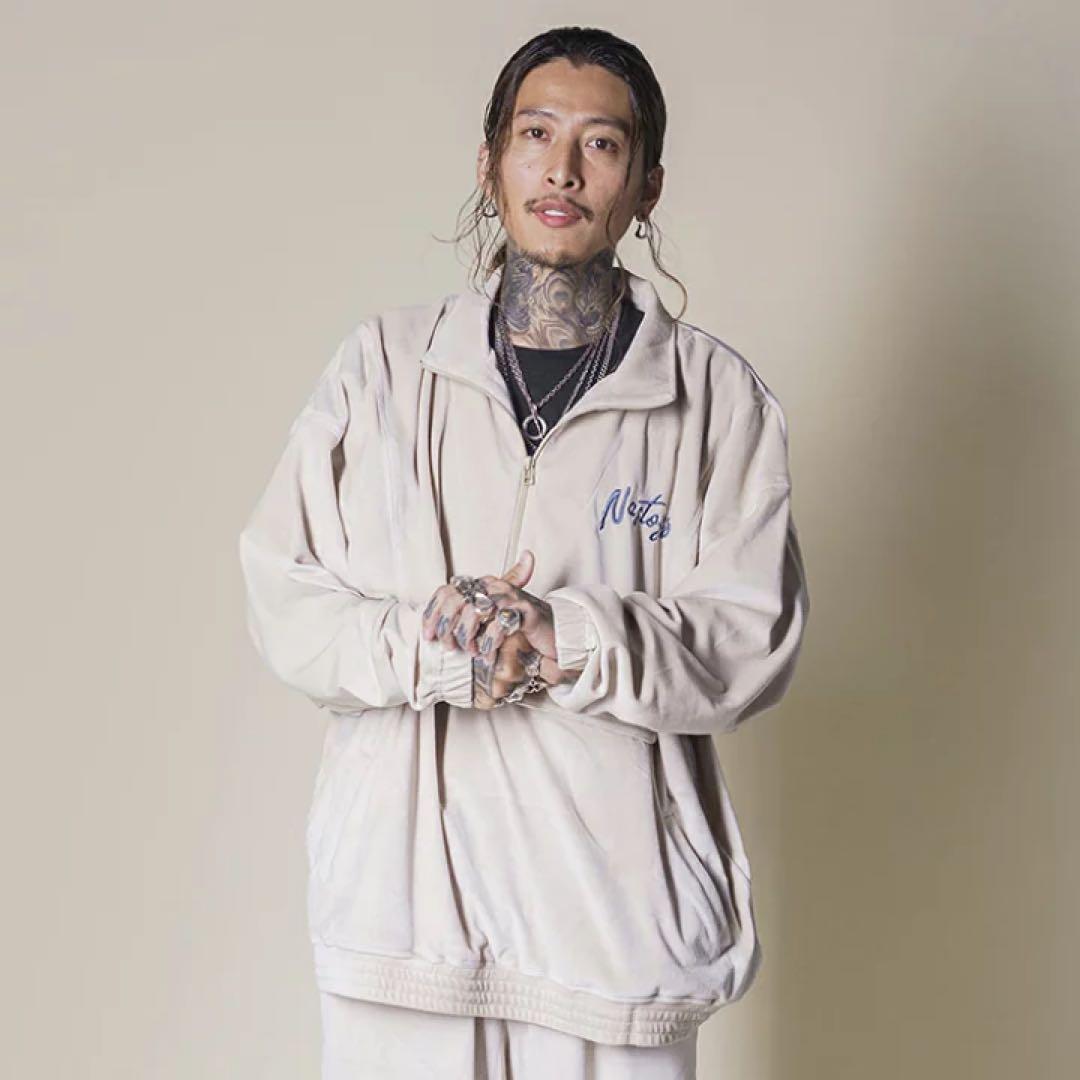 森下直哉着用 Nastoys ベロアセットアップ