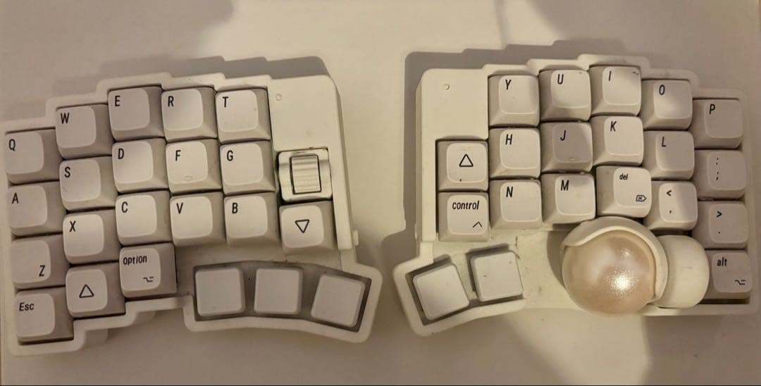 分割型ホワイトキーボード トラックボール付き roba roBa 【トラックボール付きワイヤレス自作キーボードキット】 - kuma