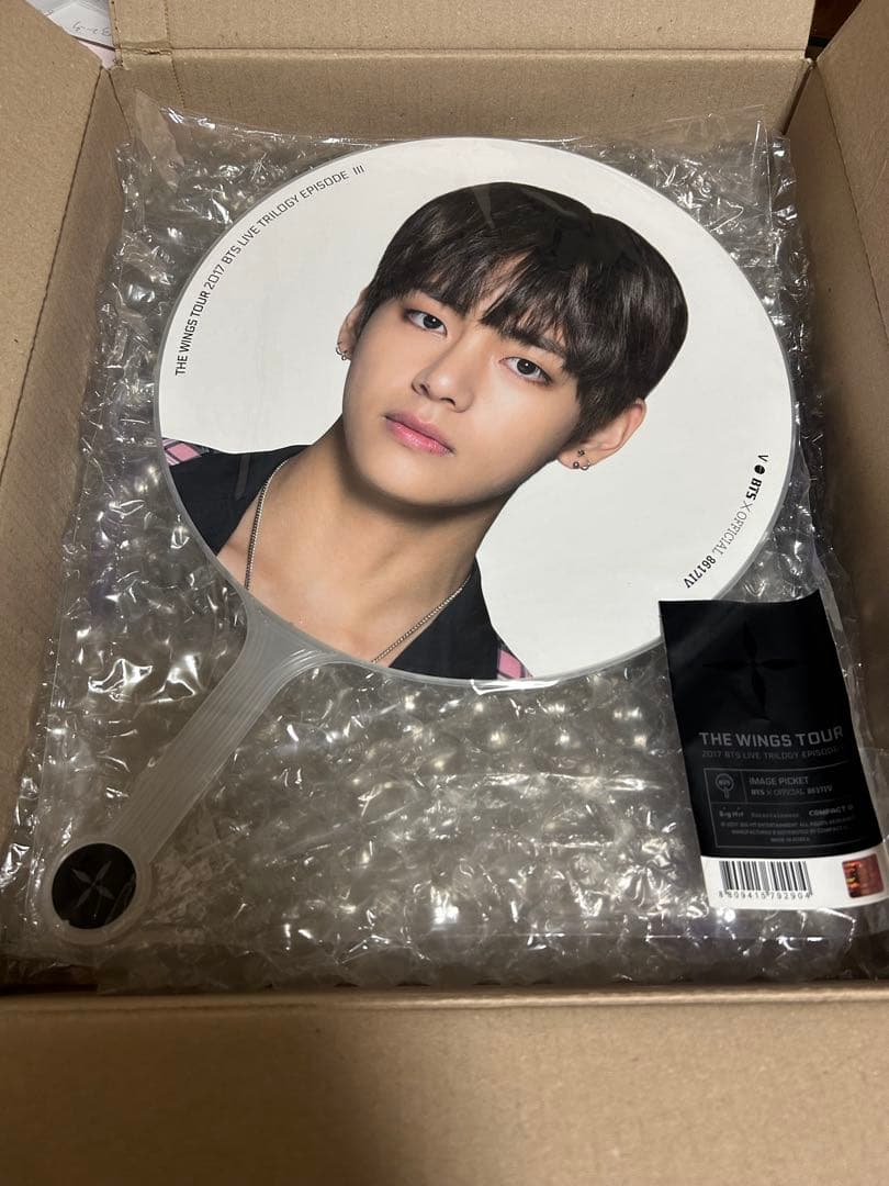 新品未開封 BTS テヒョン テテ V うちわ＆フラッグ 公式7点 - メルカリ