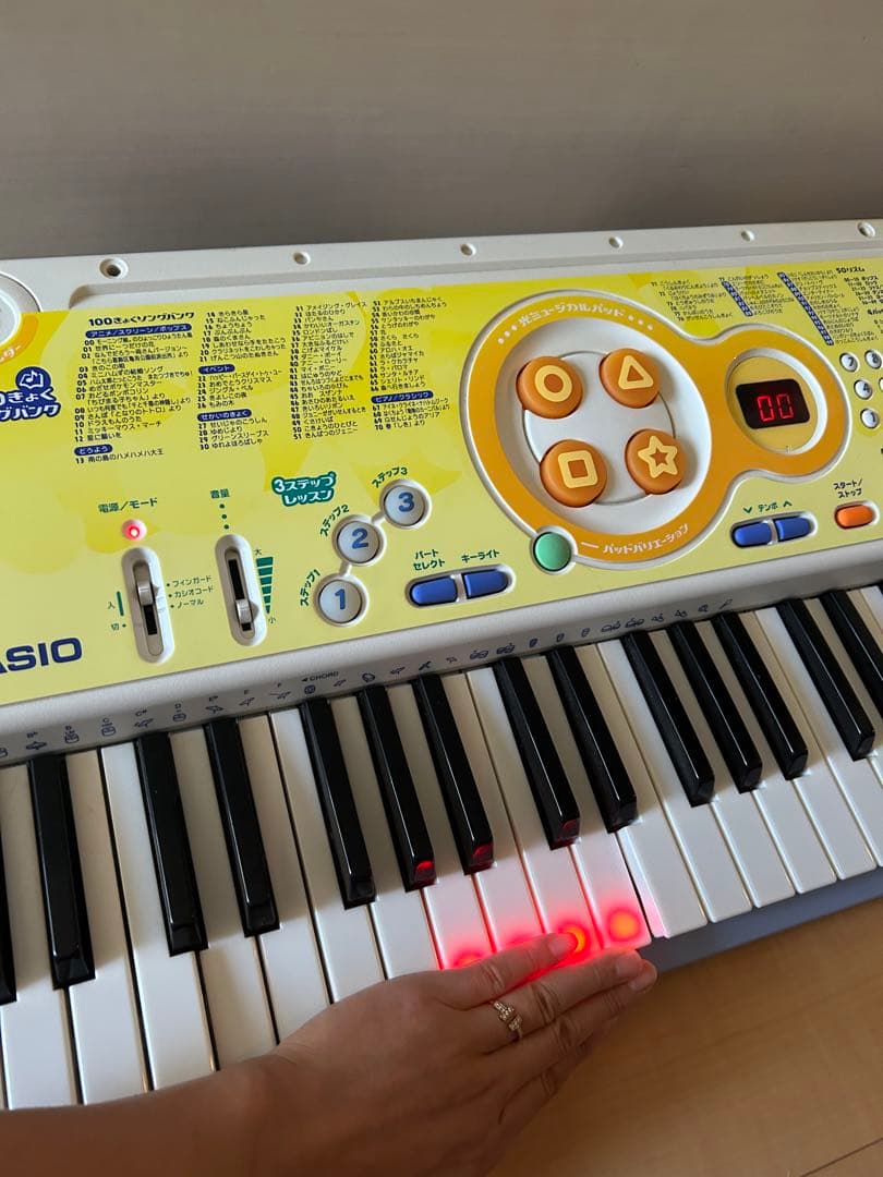CASIO光ナビゲーションキーボード LK38 100曲 鍵盤が光る電子ピアノ
