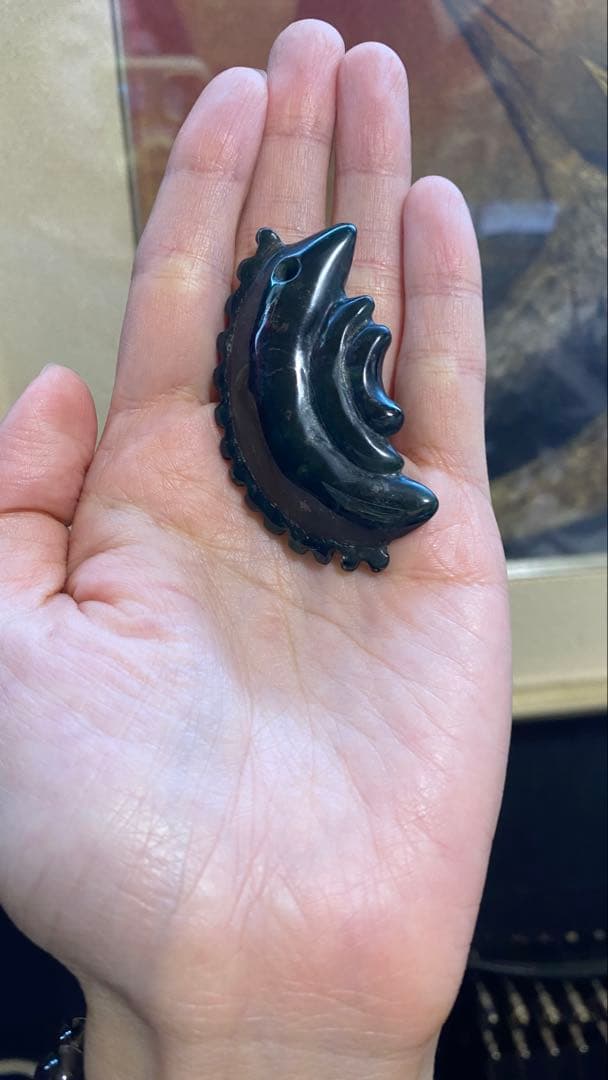 神棚でエネルギー注入済　獣形勾玉 おそらくネフライト？　魔除け 純金『八尺瓊勾玉 （やさかにのまがたま）』モチーフ 約1g お守り