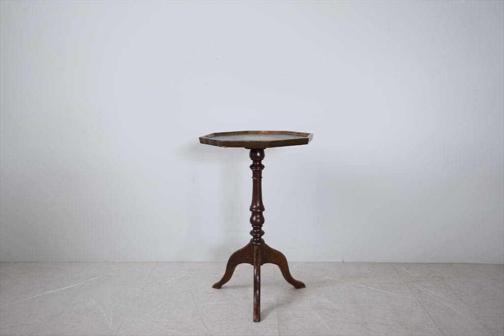英国アンティーク木製ワインテーブル/サイドテーブル/丸机/飾り棚(89-188) 英国アンティーク調のサイドテーブル、天板の装飾がおしゃれなワイン