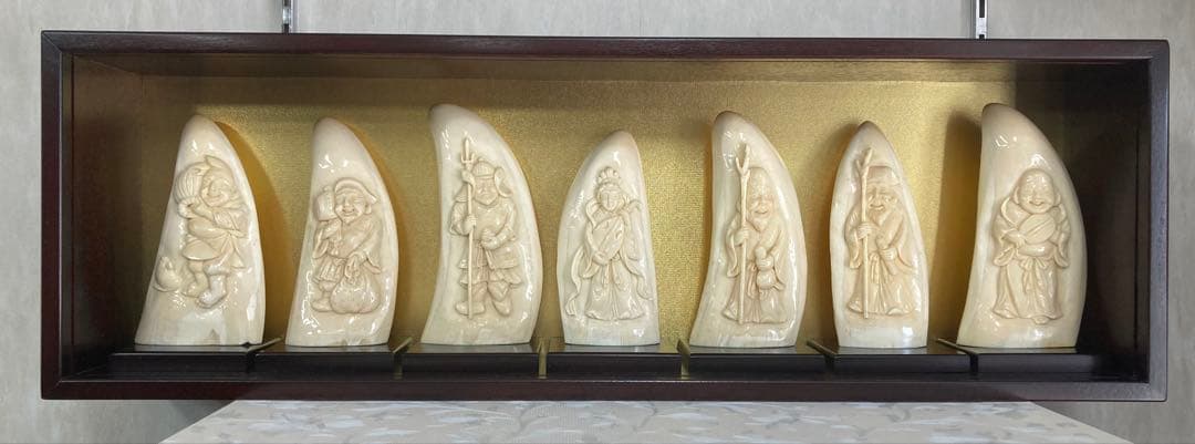 マッコウクジラの牙　七福神　玉峰作　ケース付き マッコウクジラの牙 七福神 玉峰作 ケース付き マッコウクジラの牙