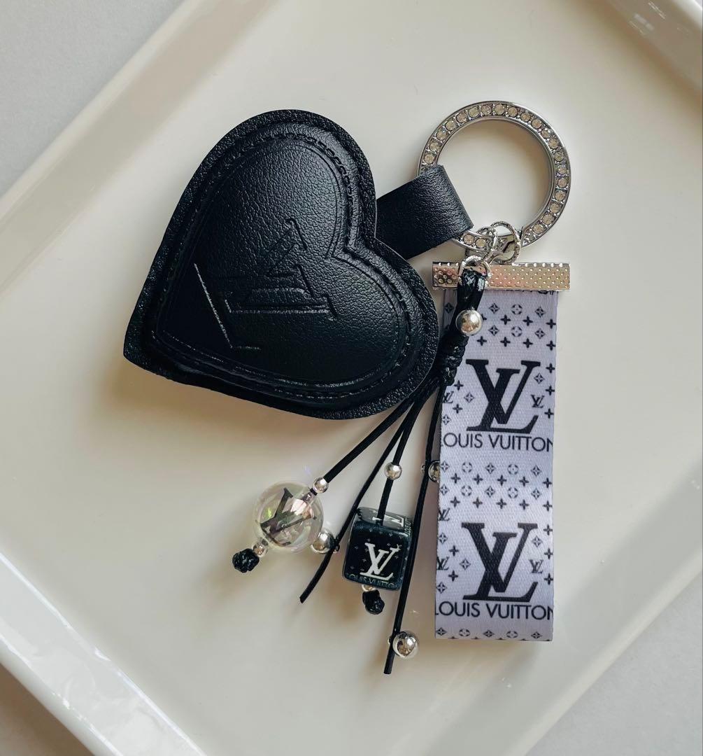 LVハート型レザー風のキーホルダー - メルカリ