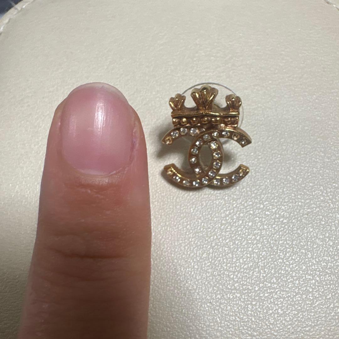 CHANEL 王冠ピアス 片耳 - メルカリ