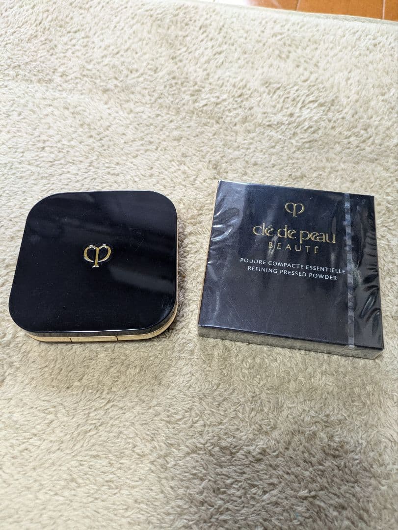 クレ・ド・ポーボーテ　プードルコンパクトエサンシェル　本体とレフィル（新品） プードルコンパクトエサンシエルn - フェイスパウダー - メイクアップ