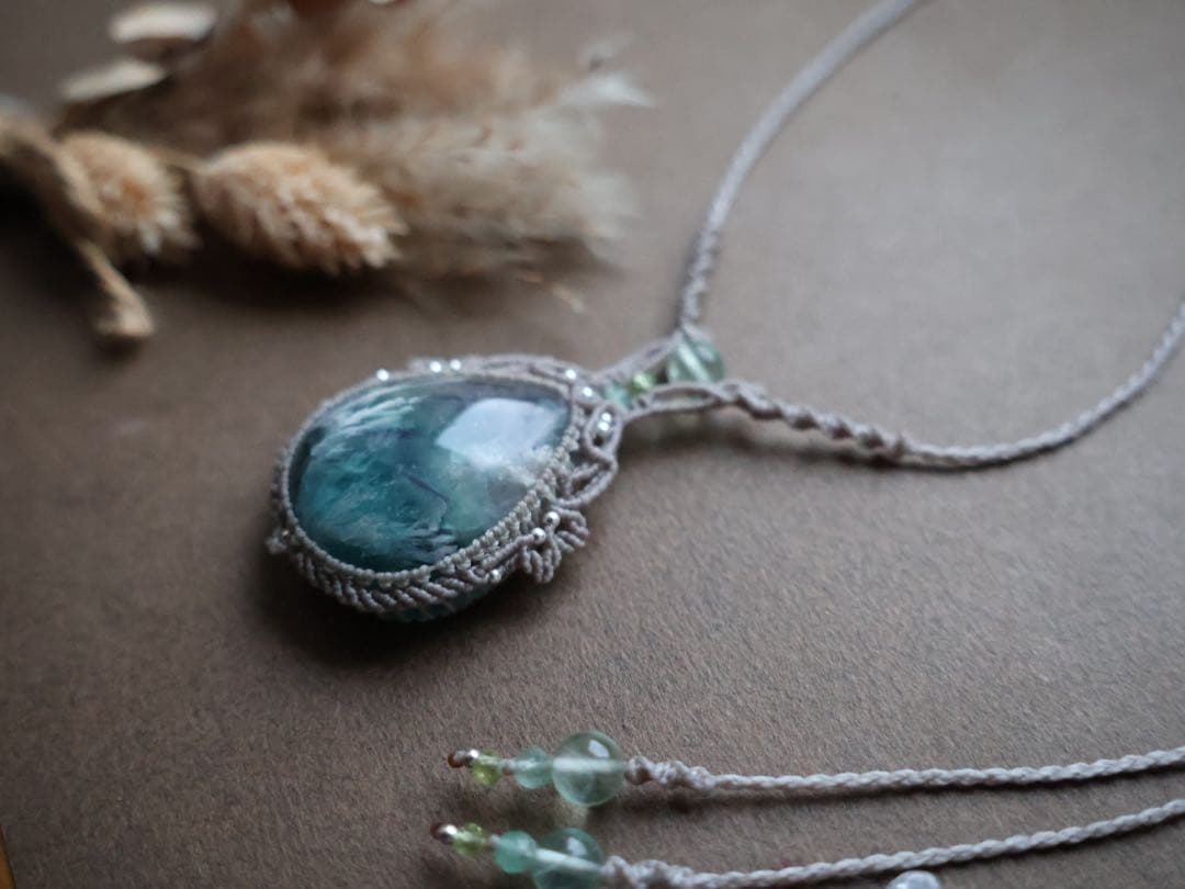 エンジェルフェザーフローライト マクラメ ネックレス - メルカリ