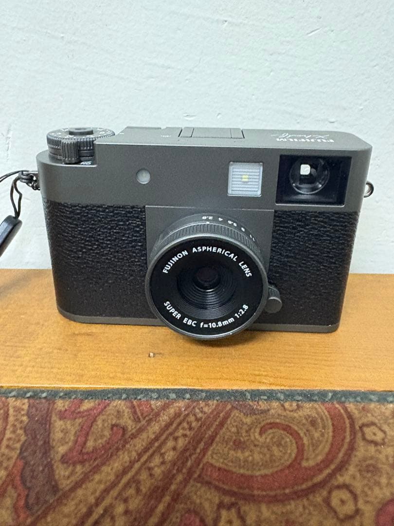 富士フイルム　FUJIFILM Xhalf Xハーフ　コンデジ　ハーフカメラ 富士フイルム、軽量240gでフィルムのような写真表現を楽しめるデジカメ