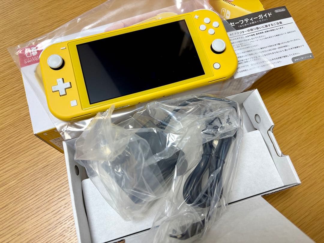 任天堂Switch Lite イエロー microSD付き Nintendo Switch Lite Handheld Game System - Yellow with 128GB