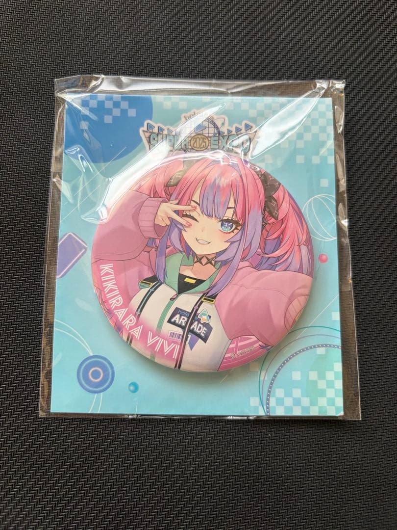 ホロライブ EXPO 2025 缶バッジ 綺々羅々ヴィヴィ FLOW GLOW - メルカリ