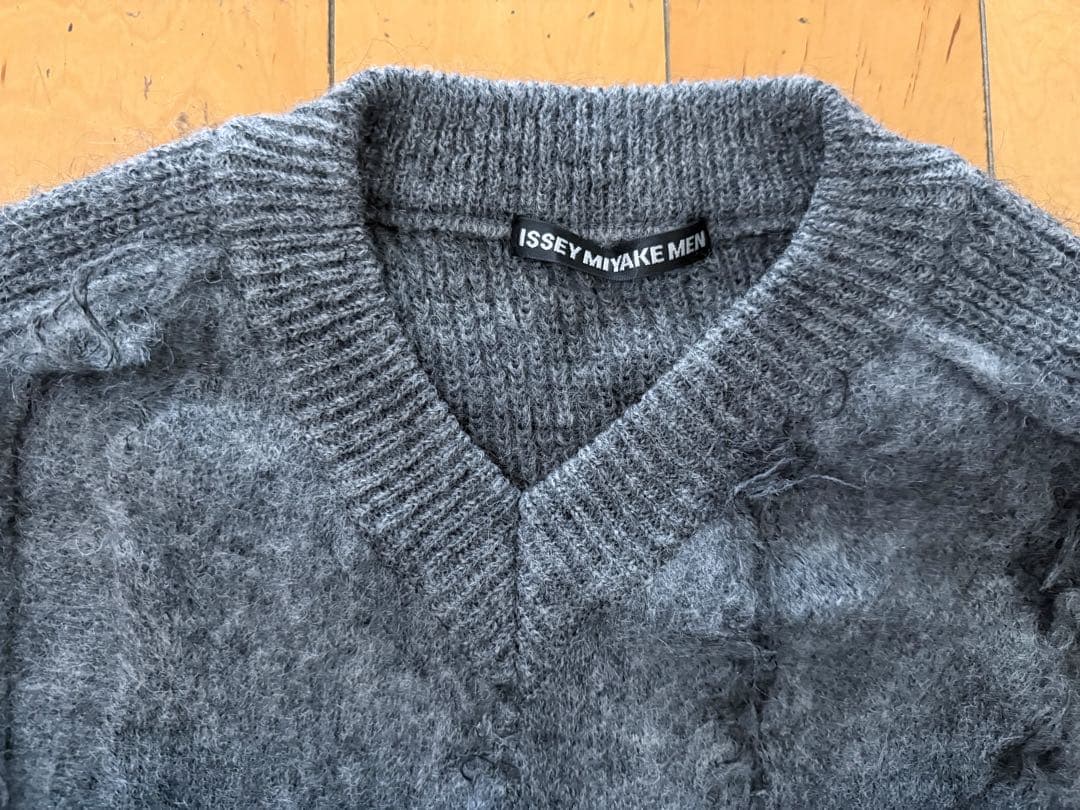 ISSEY MIYAKE MEN 起毛デザイン Vネックニット グレー 日本製3 - メルカリ