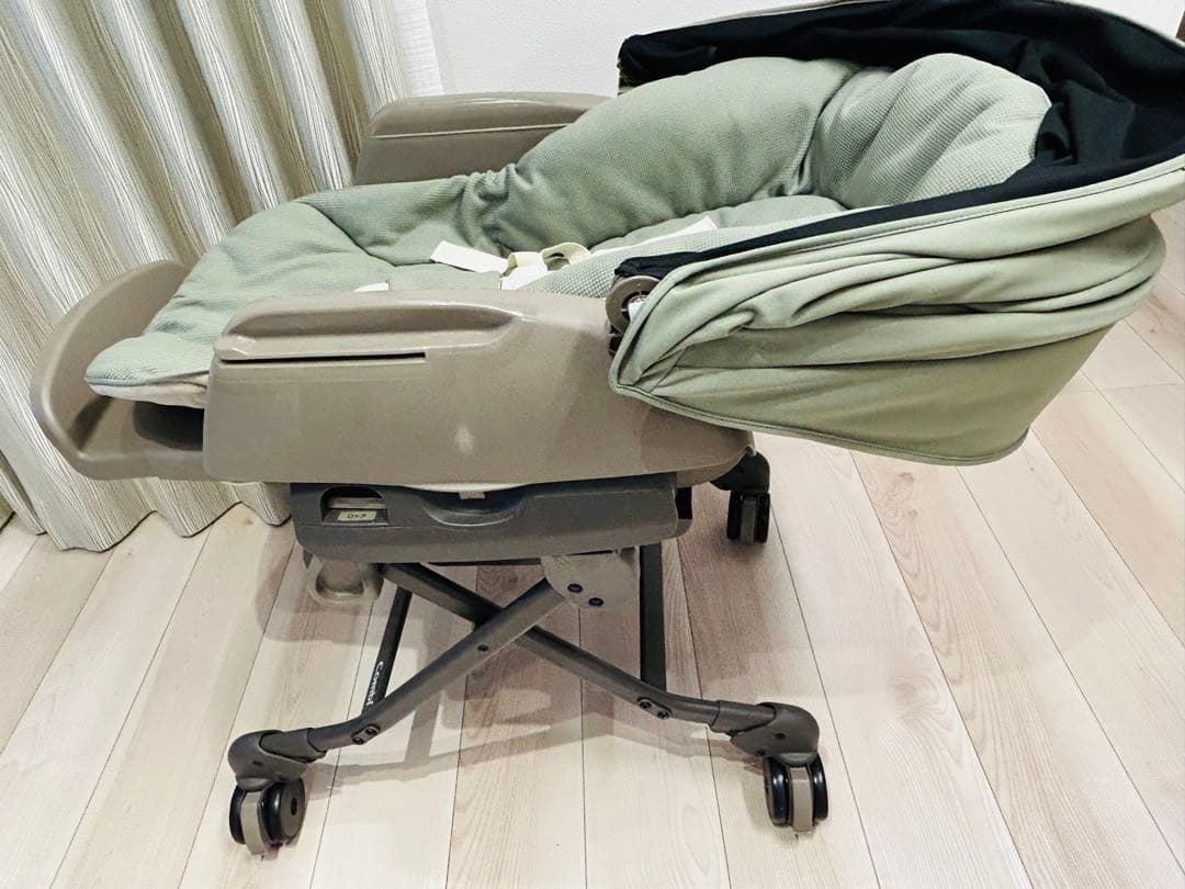 《美品》コンビ　ネムリラ コードレス AUTO SWING 【替えシート付】